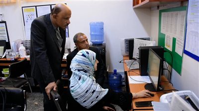 رئيس جامعة عدن يتفقد سير الامتحانات بكلية الطب ويبحث التعاون مع جمعية رعاية الأسرة