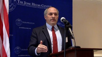 مسؤول سابق في البنتاجون: استقرار عدن أمنيًا يوجّب نقل السفارة الأميركية إليها