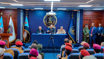 الرئيس الزُبيدي يرأس اجتماعاً موسعاً بالقادة العسكريين والأمنيين الجنوبيين