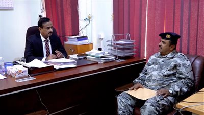 محافظ شبوة يؤكد دور خفر السواحل في حماية الشريط البحري ومكافحة التهريب