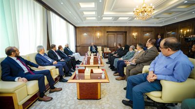 الرئيس الزُبيدي يوجّه بسرعة فتح محاكم العاصمة عدن وحل مطالب نادي القضاة وفقا للقانون