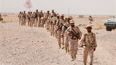 قوات العمالقة الجنوبية تنفذ مسيرًا عسكريًا لتعزيز استعدادها القتالي 