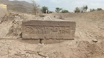 عناصر مليشيا الحوثي الإرهابية تعتدي على موقع أثري في إب اليمنية