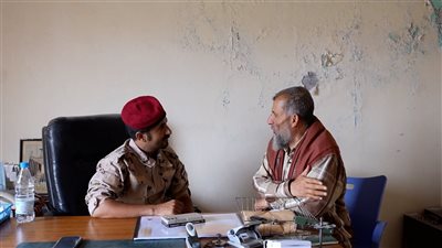 قائد محور يافع يزور تعاونية لبعوس الاستهلاكية ويطلع على سير عملها