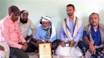 انتقالي الأزارق بالضالع يُكرّم المناضل صالح عجيل تقديراً لدوره النضالي البارز 