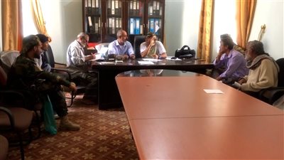 الضالع.. فريق هندسي ينفذ مسحًا ميدانيًا لمشاريع الإسفلت بالشعيب