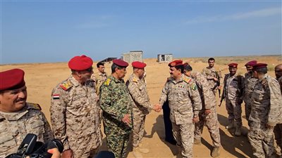 وزير الدفاع يعقد اجتماعاً موسعاً بقيادة المنطقة العسكرية الخامسة