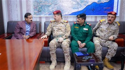 محافظ شبوة يبحث مع القيادات الأمنية والعسكرية سبل الحد من الهجرة غير الشرعية