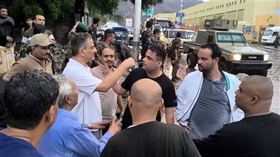 لملس يتفقد مديريات عدن المتأثرة بالمنخفض ويوجه بعلاج المصابين على نفقة السلطة المحلية