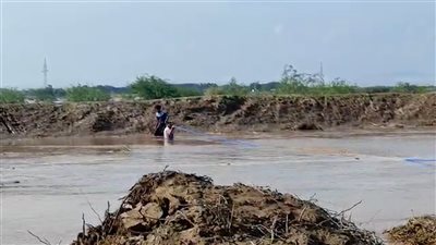 أهالي قرية دار المناصرة بلحج يطلقون نداء استغاثة بعد سيول جارفة