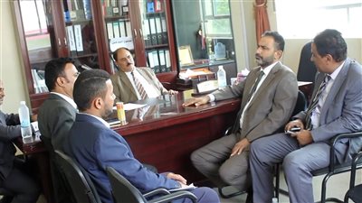 فريق التوجيه والرقابة الرئاسي يلتقي محافظ الضالع لمتابعة الأداء المؤسسي