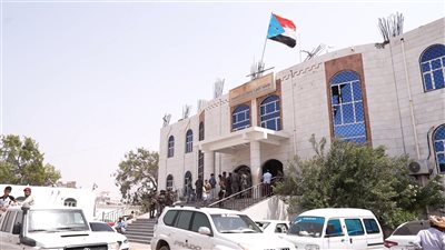 استئناف العمل في مصلحة الجوازات في خورمكسر بعدن 