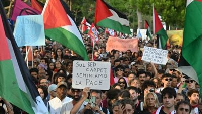 الآلاف يتظاهرون تضامناً مع غزة على هامش مهرجان البندقية السينمائي