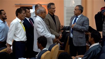 المحافظ لملس ورئيس جامعة عدن يتفقدان امتحانات المفاضلة بكلية طب الأسنان