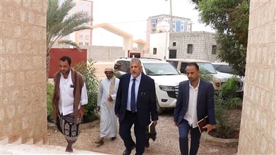 فريق التوجيه والرقابة الرئاسي يطّلع على أنشطة مكتب التخطيط والتعاون الدولي في المهرة 