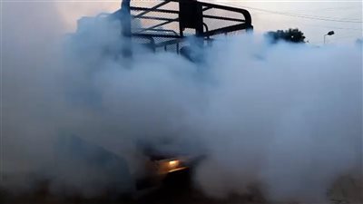 تواصل عمليات الرش الضبابي في مناطق الشعب وصلاح الدين بمديرية البريقة