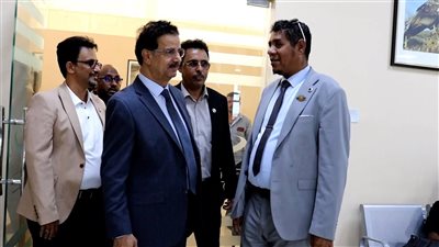 فريق التوجيه والرقابة الرئاسي يتفقد مطار سقطرى ويشيد بتحسن مستوى الخدمات