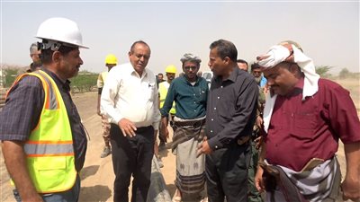 محافظ أبين يتفقد مشروع مياه أمصرة في لودر ويؤكد تذليل كافة المعوقات