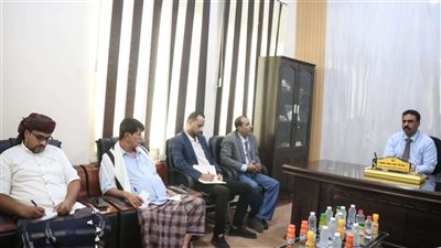 فريق التوجيه والرقابة الرئاسي يطّلع على نشاط مكتب الصناعة والتجارة بمحافظة المهرة