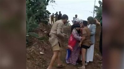 مليشيا الحوثي تعتدي على أرملة وابنتها في صنعاء وتمنعهما من البناء على أرضيتهن