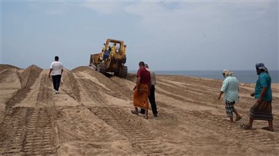   تسطيح الرمال في خط رأس عمران – خور عميرة لتعزيز سلامة الطرق بلحجر