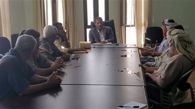 محافظ أبين يناقش مشاريع المياه لقرى النخعين