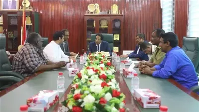 محافظ المهرة يلتقي المدير التنفيذي لصندوق التنمية البشرية ويؤكد دعمه للتعليم