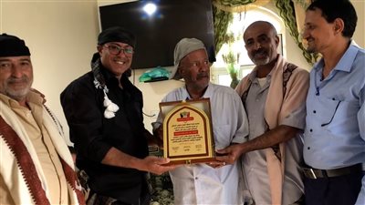 مدير عام الشعيب ورئيس انتقالي المديرية يكرمان المناضل عمر العمروط