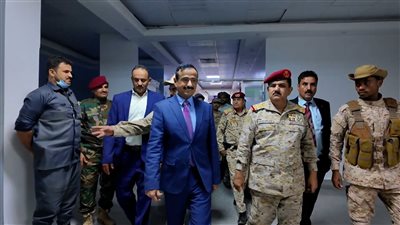 وزير الدفاع ومحافظ شبوة يقومان بجولة ميدانية في مدينة عتق لتفقد مشاريع تنموية