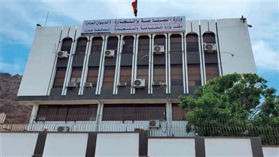 مكتب صناعة عدن: أغلقنا 100 منشأة تجارية مخالفة خلال أسبوع 