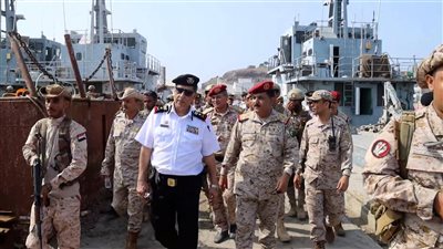 وزير الدفاع يتفقد القوات البحرية بالعاصمة عدن ويؤكد أهمية جاهزيتها لمواجهة التحديات