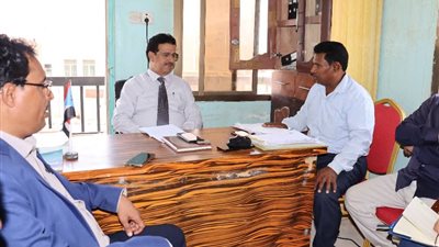 فريق التوجيه والرقابة الرئاسي يطّلع على سير العمل في عدد من مكاتب الوزارات التنفيذية بسقطرى