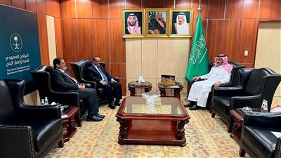 وزير النقل والسفير آل جابر يبحثان في الرياض المشاريع التطويرية لمطار عدن الدولي