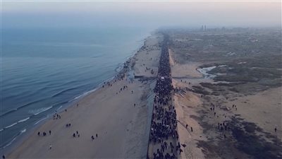 آلاف الفلسطينيين يعودون لمنازلهم المدمرة بغزة مع بدء الانسحاب الإسرائيلي 