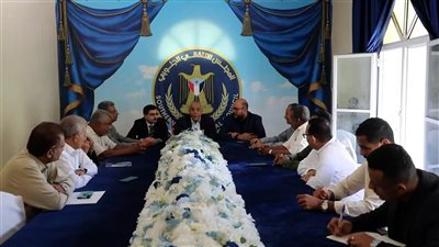 فريق التوجيه الرئاسي بحضرموت يلتقي نائب وزير المياه ويشيد بجهود الوزارة في تطوير الخدمات 