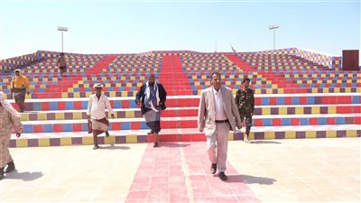 محافظ أبين يشيد بجهود إعادة تأهيل مسرح ساحة الشهداء في زنجبار