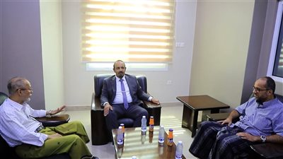 محافظ حضرموت يبحث مع رئيس الغرفة التجارية الأوضاع التموينية 