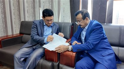 محافظ شبوة يطلع على نشاط صندوق صيانة الطرق ويؤكد أولوية مشاريع البنية التحتية