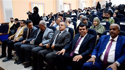 جامعة عدن تحتفي بطلاب كلية طب الأسنان الجدد وتكرم الأوائل