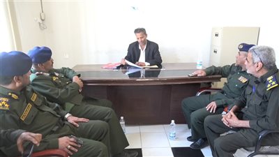 محافظ أبين يوجه بتوحيد الجهود وتعزيز الجاهزية الأمنية