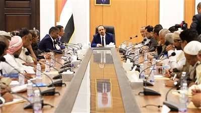 محافظ حضرموت يشدد على تلمس احتياجات المواطنين وتحسين الإيرادات 