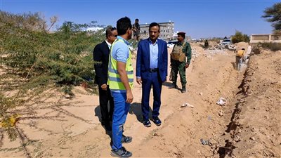 محافظ شبوة يتفقد مشروع المدينة الطبية المتكاملة في عتق