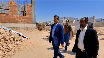 محافظ شبوة يتفقد مشروع مركز علاج سوء التغذية بعتق