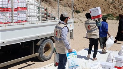 هيئة الهلال الإماراتي تواصل توزيع السلال الغذائية للأسر الأكثر احتياجًا في حضرموت