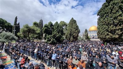 عشرات الآلاف من الفلسطينيين يؤدون صلاة الجمعة في الأقصى