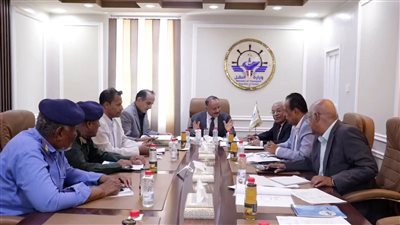 اللجنة الوزارية العليا تعقد اجتماعًا للتحقيق في حادثة احتراق حافلة العرقوب بأبين