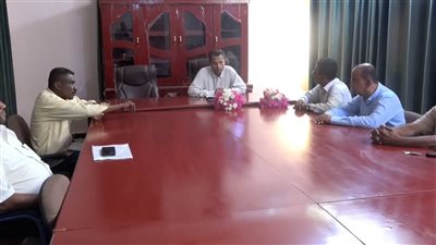 محافظ أبين يناقش خطط المشاريع وتنظيم النقل لتحصيل الإيرادات