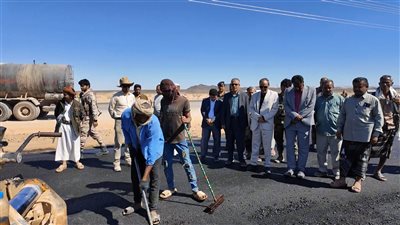 شبوة تدشّن توسعة المدخل الغربي لعتق لتحسين الحركة المرورية