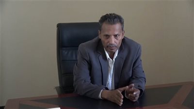 محافظ أبين يؤكد أهمية الشفافية والكفاءة في توزيع المساعدات الغذائية الطارئة