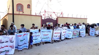 وقفة احتجاجية في بلحاف بالمهرة للمطالبة بحلّ أزمة المياه جذرياً